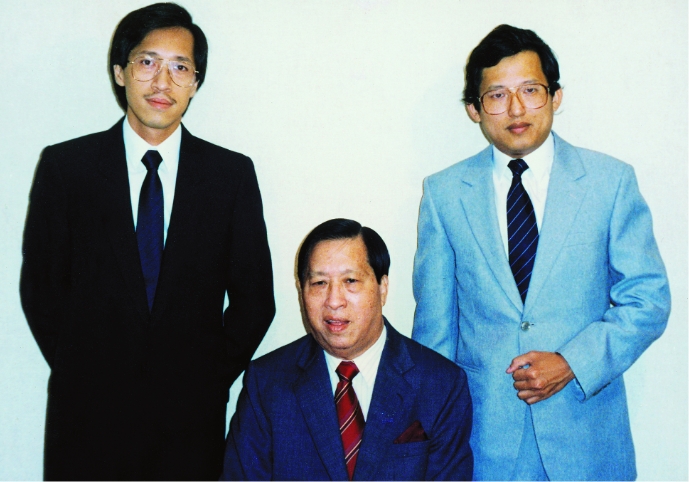 Hong Leong Group Founder Mr Kwek Hong Png (centre) with CDL Executive Chairman Mr Kwek
                                                        Leng Beng (right) and late CDL Deputy Chairman Mr Kwek Leng Joo (left)